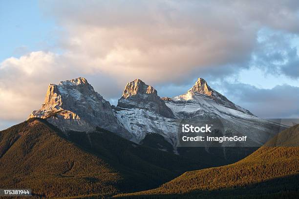 세 자매 봉 캔모어 산에 대한 스톡 사진 및 기타 이미지 - 산, 3가지 개체, 산봉우리