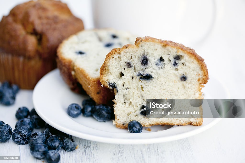 Mirtillo muffin e caffè primo piano - Foto stock royalty-free di Caffè - Bevanda