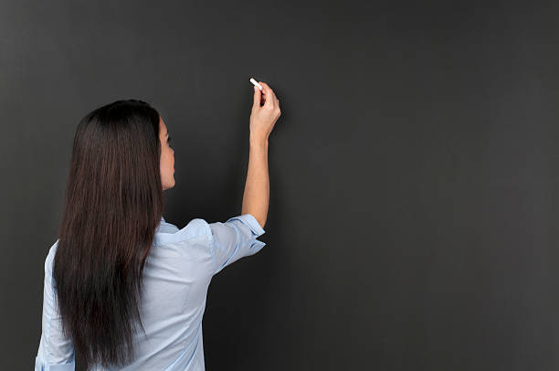 lehrer schreiben auf einer tafel mit kreide - blackboard writing chalk teacher stock-fotos und bilder