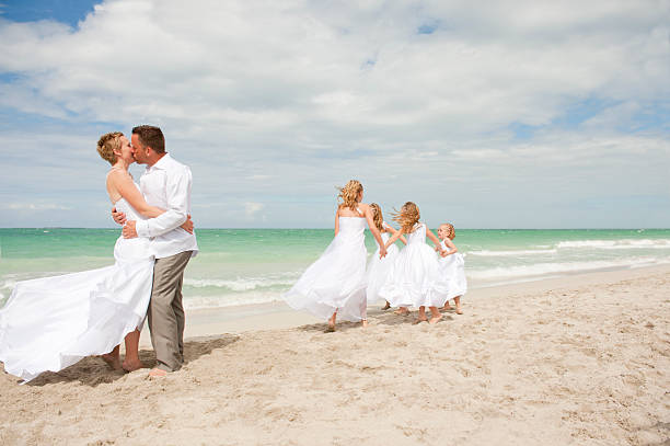 hermosa pareja en su día de bodas - mer people fotografías e imágenes de stock