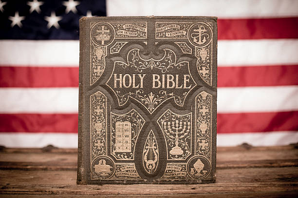 古い、華麗な「バイブル背景に、アメリカの旗 - bible american flag flag old fashioned ストックフォトと画像