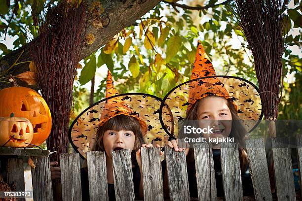 Halloween Brujas Foto de stock y más banco de imágenes de Aire libre - Aire libre, Alegre, Alegría