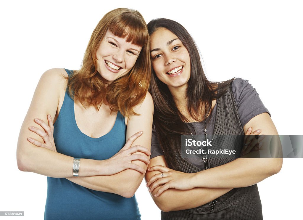 Duas belas mulheres jovens com os braços dobrados, rir juntos - Royalty-free Amizade Foto de stock