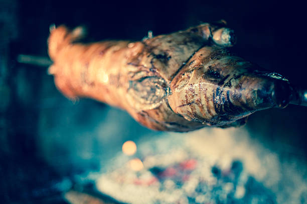 torrefação leitão detalhe - roasted spit roasted roast pork barbecue grill - fotografias e filmes do acervo