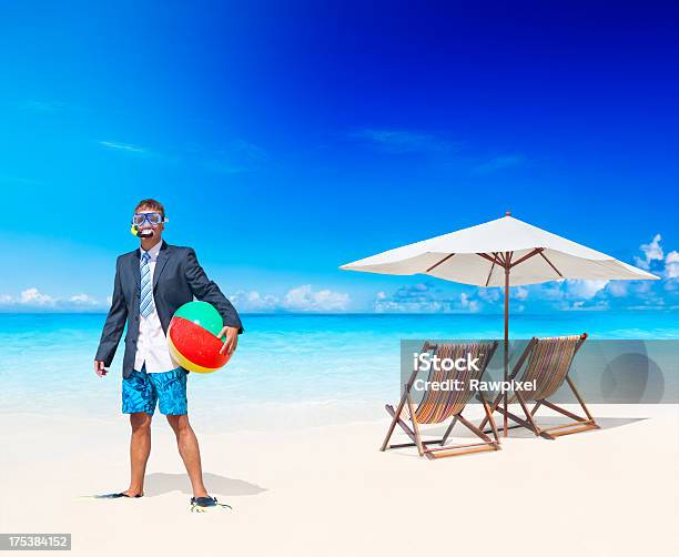 Photo libre de droit de Homme Daffaires De Détente En Vacances banque d'images et plus d'images libres de droit de Homme d'affaires - Homme d'affaires, Plage, Activité de loisirs