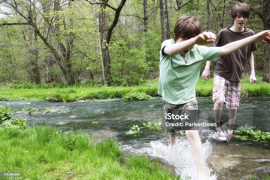 Kleine Jungen Spielen und Planschen im Stream- bewaldeten Green Park - Lizenzfrei Fluss Stock-Foto
