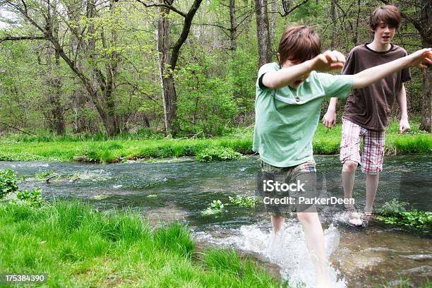 Kleine Jungen Spielen Und Planschen Im Stream Bewaldeten Green Park Stockfoto und mehr Bilder von Fluss
