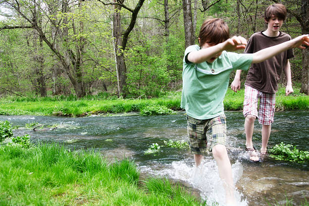 piccolo ragazzo giocare si increspa in legno stream- green park - parker brothers foto e immagini stock