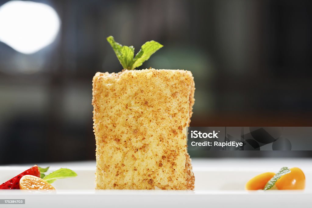 「ウィキッド」が美味しいチーズケーキのデザートで spongecake ガス入り飲料水 - イチゴのロイヤリティフリーストックフォト