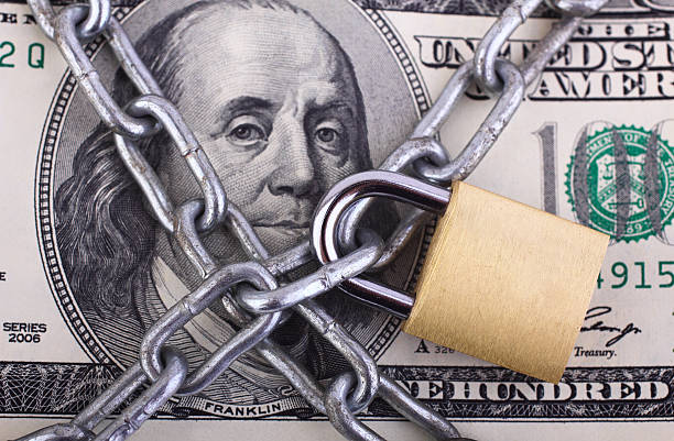 segurança do dinheiro - chain guard imagens e fotografias de stock