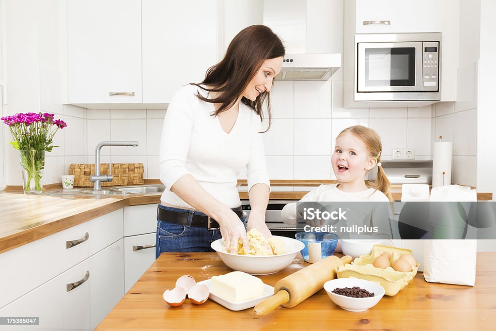 Mãe e filha cookies assados - Foto de stock de 30 Anos royalty-free