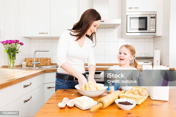 Foto de Mãe E Filha Cookies Assados e mais fotos de stock de 30 Anos - 30 Anos, 4-5 Anos, Adulto