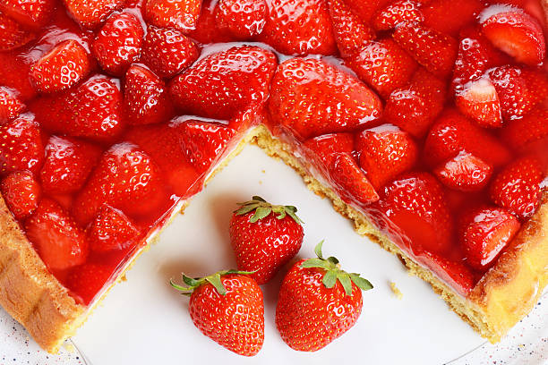 свежие клубничный торт — крупный план - strawberry tart стоковые фото и изображения