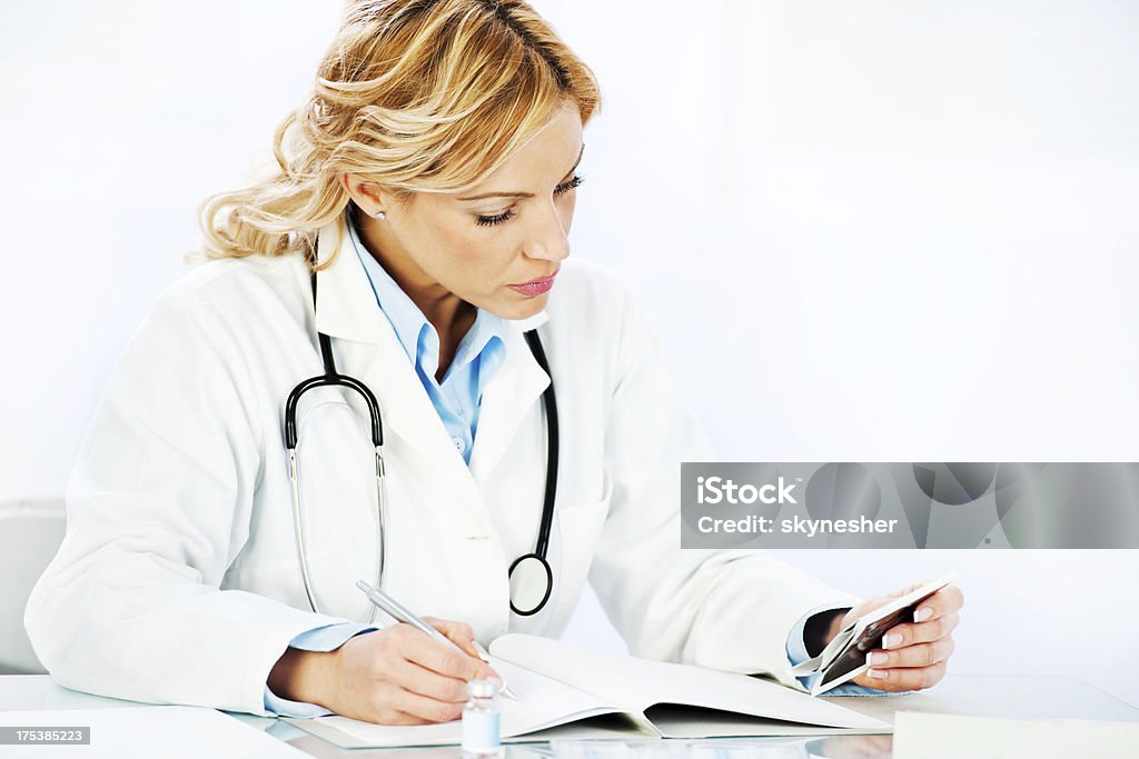 Femme médecin écrit des rapports médicaux. - Photo de Adulte libre de droits