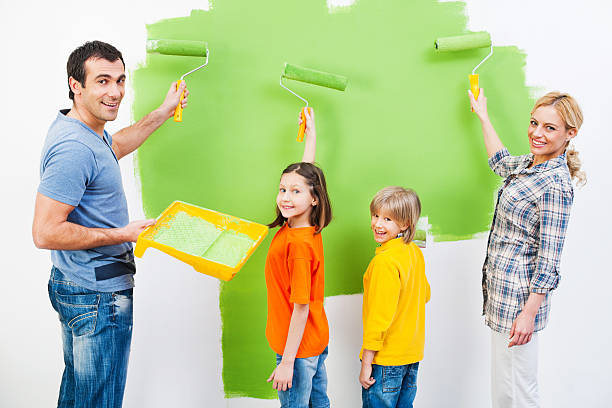 istock Family painting the wall 175385231
