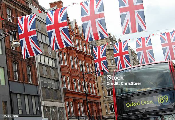 Union Jack Флаги В Лондоне — стоковые фотографии и другие картинки Оксфорд-стрит - Оксфорд-стрит, Автобус, Англия