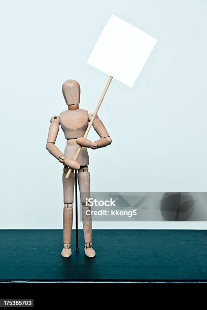 Madera S Mannequin Protester Con Cartel En Blanco Foto de stock y más banco de imágenes de Comunicación - Comunicación, Conceptos, Emoción