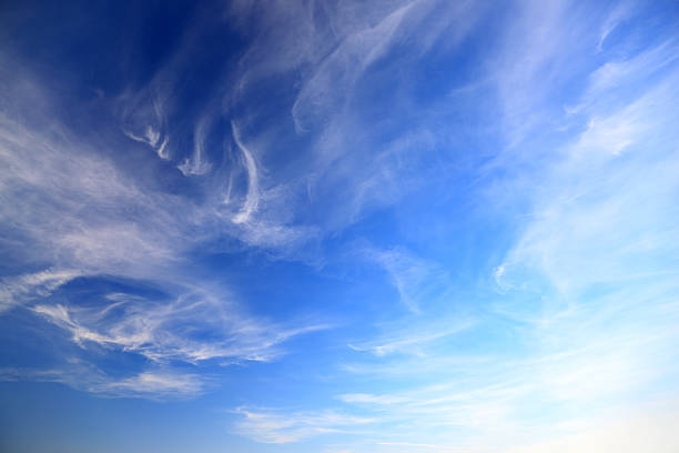 blauer himmel und wolken  - wispy stock-fotos und bilder