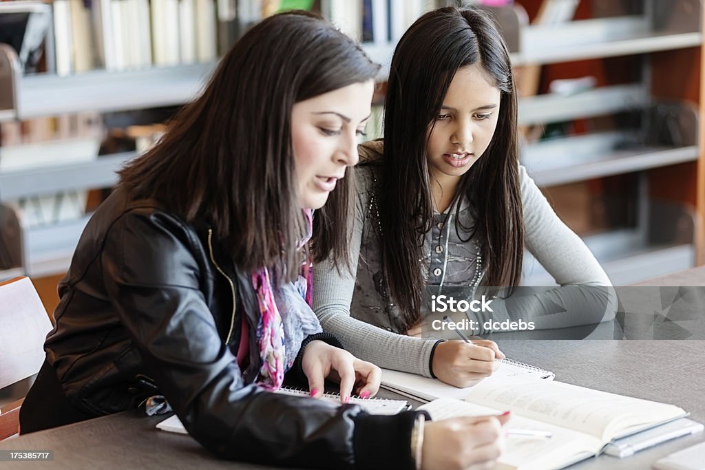 High School Student Tutors niño de primaria niña en la biblioteca - Foto de stock de 12-13 años libre de derechos