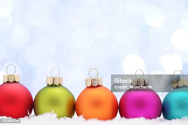 Foto de Decorações Comuns De Natal Com Iluminação De Fundo e mais fotos de stock de Alumínio - Alumínio, Azul, Bola de Árvore de Natal