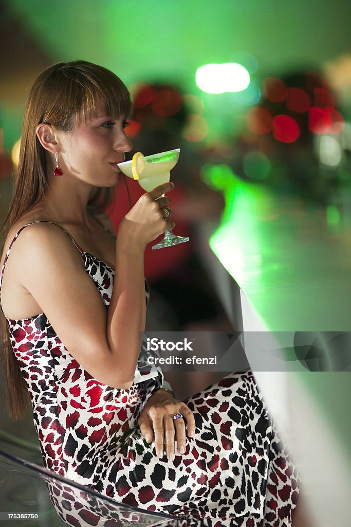Kobieta pije Margarita - Zbiór zdjęć royalty-free (25-29 lat)