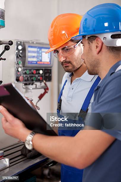 Foto de Jovem Engenheiro E Foreman e mais fotos de stock de Capacete de Obra - Capacete de Obra, 20-24 Anos, 30-34 Anos