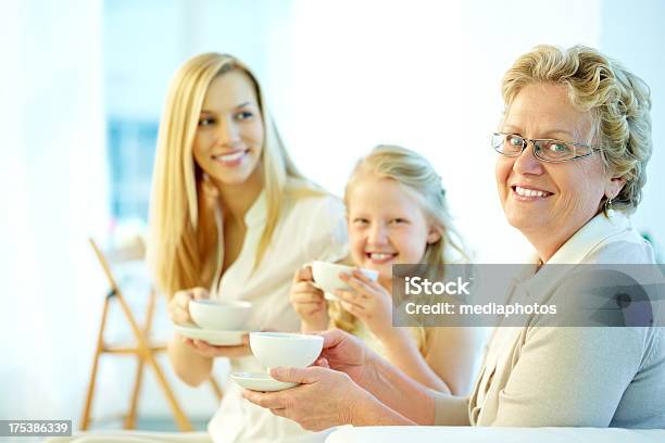 Foto de Feliz Granny e mais fotos de stock de 20-24 Anos - 20-24 Anos, 45-49 anos, 6-7 Anos