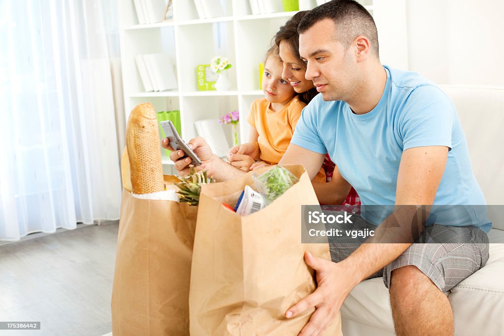 Familia después de compras de comestibles en el supermercado. - Foto de stock de Familia libre de derechos