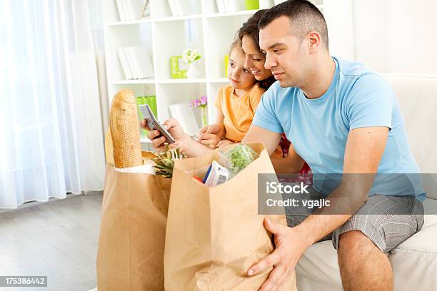 부품군 장보기를 후 식료품을 슈퍼마켓 가족에 대한 스톡 사진 및 기타 이미지 - 가족, 쇼핑, 슈퍼마켓