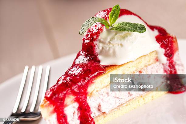 Rebanada De Pastel De Helado Foto de stock y más banco de imágenes de Aislado - Aislado, Al horno, Alcorza