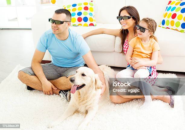 Photo libre de droit de Famille Regarder La Télévision Avec Des Lunettes 3d banque d'images et plus d'images libres de droit de Jeune famille