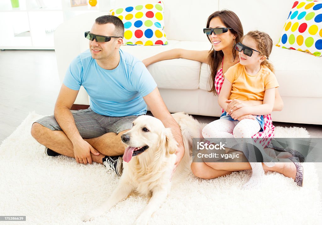 Família assistir TV com óculos 3D. - Royalty-free Família Jovem Foto de stock