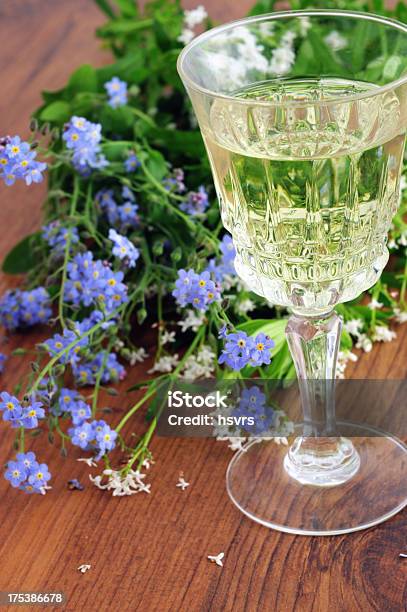 Copo De Licor De Sweet Woodruff Punch - Fotografias de stock e mais imagens de Maio