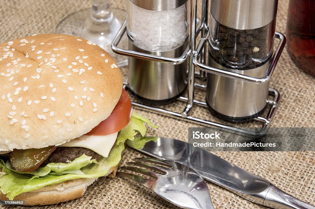 Käse-Burger auf rustikalen Hintergrund - Lizenzfrei Brotsorte Stock-Foto