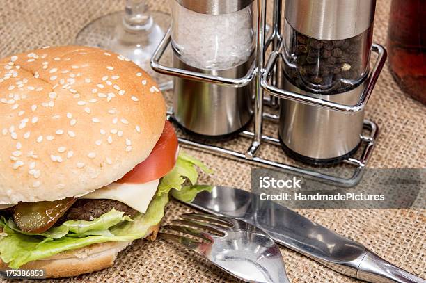 Hamburger Formaggio Su Sfondo Rustico - Fotografie stock e altre immagini di Alimentazione non salutare - Alimentazione non salutare, Alla griglia, Barbecue - Cibo