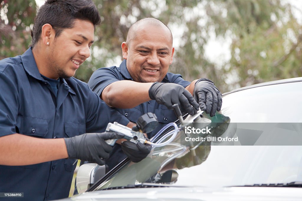 Auto reparación & de vidrio de reemplazo - Foto de stock de Coche libre de derechos