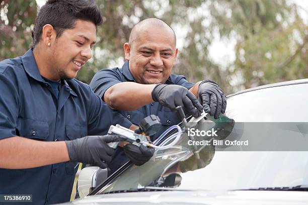 Auto Riparazione Di Vetro Sostituzione - Fotografie stock e altre immagini di Automobile - Automobile, Parabrezza, Meccanico