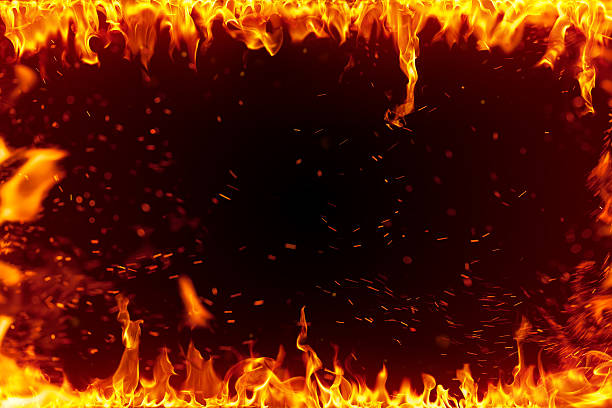 de feu isolé sur fond noir - fireball orange flame burnt photos et images de collection
