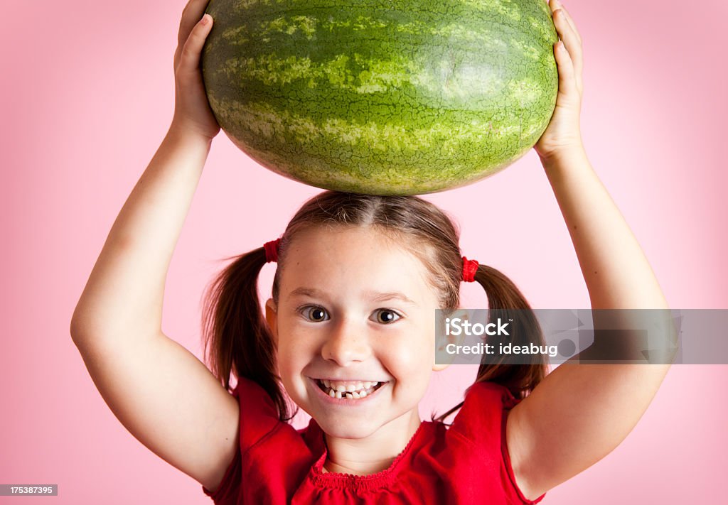 Feliz, sorridente, jovem segurando Melancia acima de sua cabeça - Royalty-free 6-7 Anos Foto de stock