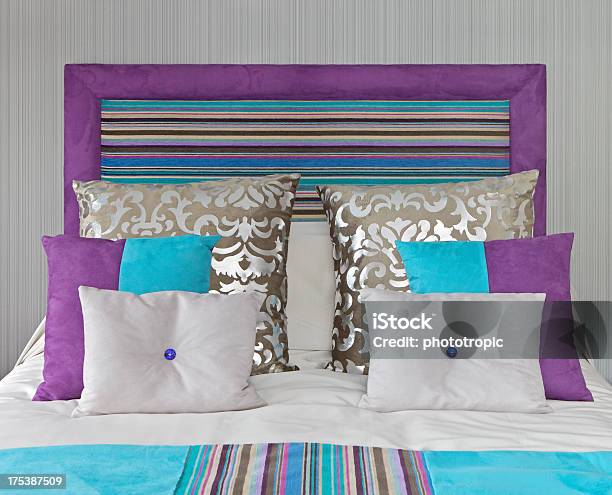 Bunte Bett Ambiente Stockfoto und mehr Bilder von Baumwolle - Baumwolle, Behaglich, Bett