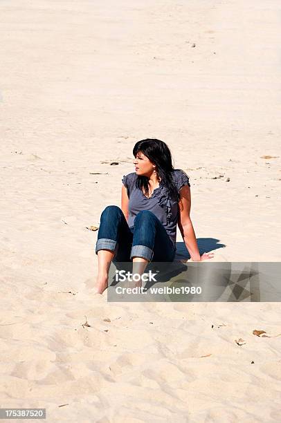 Mädchen Am Strand Stockfoto und mehr Bilder von 20-24 Jahre - 20-24 Jahre, Abschied, Abwarten