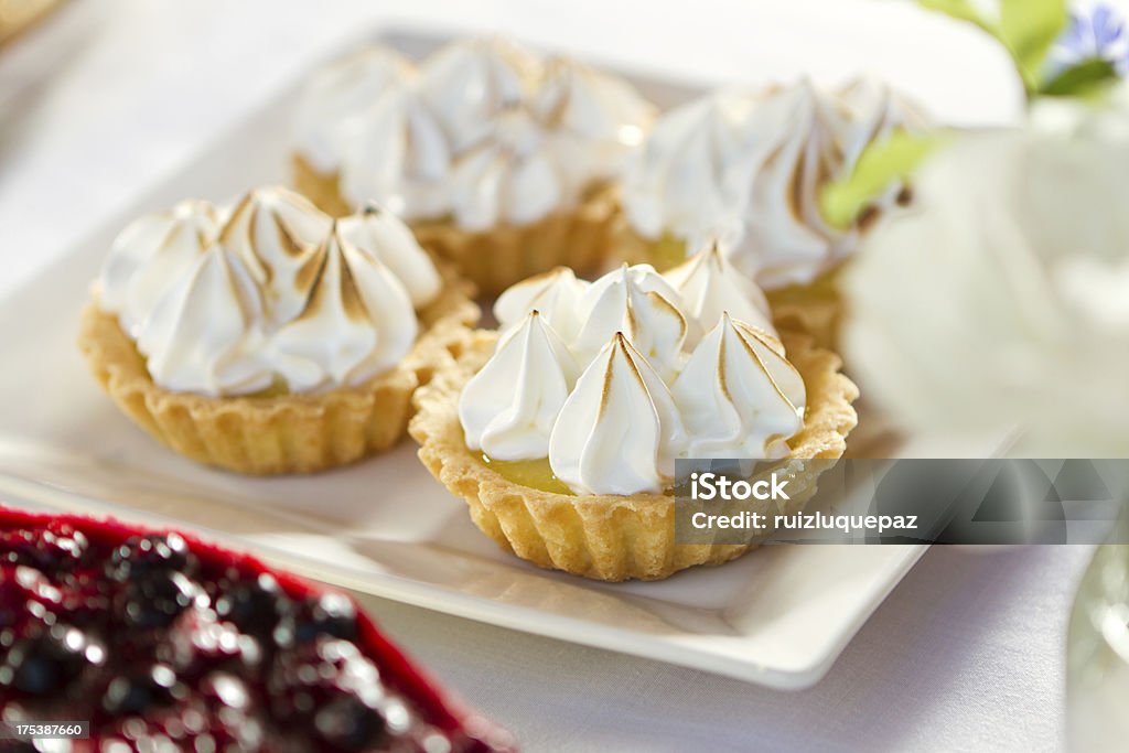 Litlle pastel de limón - Foto de stock de Merengue - Postre libre de derechos