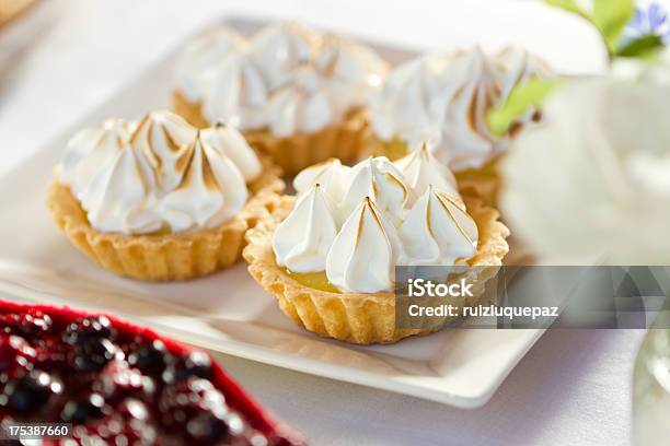 Litlle Tarte De Limão - Fotografias de stock e mais imagens de Merengue - Merengue, Tarte de Limão com Merengue, Tarte de Fruta