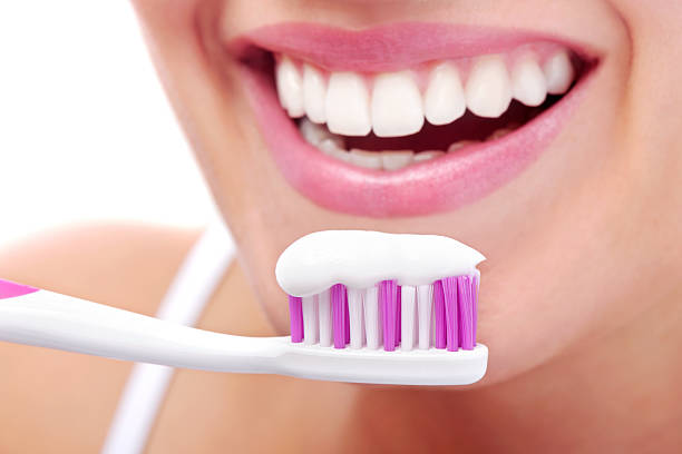 lavarsi i denti - healthy lifestyle toothbrush caucasian one person foto e immagini stock