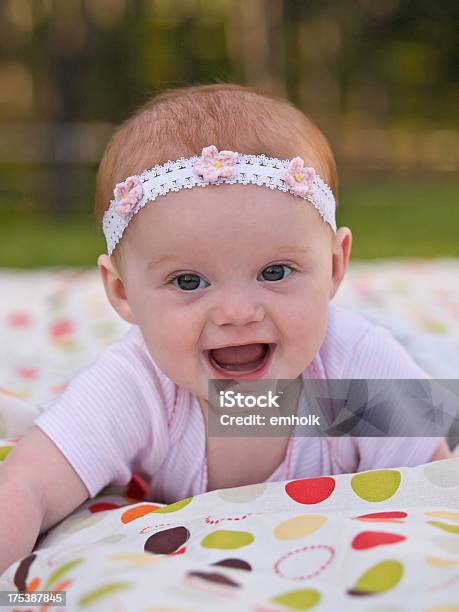 赤ちゃんの女の子カメラ目線笑う - ヘアバンドのストックフォトや画像を多数ご用意 - ヘアバンド, 腹ばい, 赤ちゃん