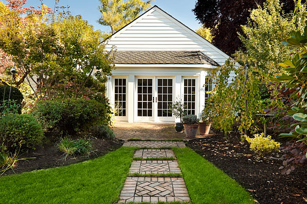 linda cabaña casa - casita fotografías e imágenes de stock