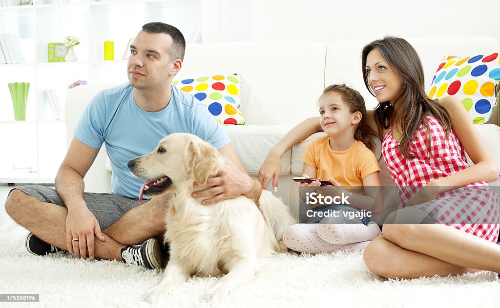 Famiglia guardando la TV. - Foto stock royalty-free di Cane