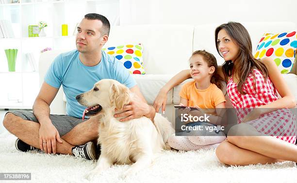 Famiglia Guardando La Tv - Fotografie stock e altre immagini di Cane - Cane, Famiglia, Guardare la TV