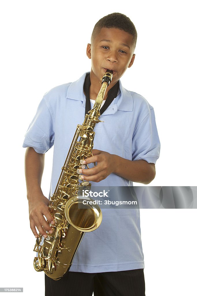 Mignon onze ans garçon jouant du Saxophone - Photo de Enfant libre de droits