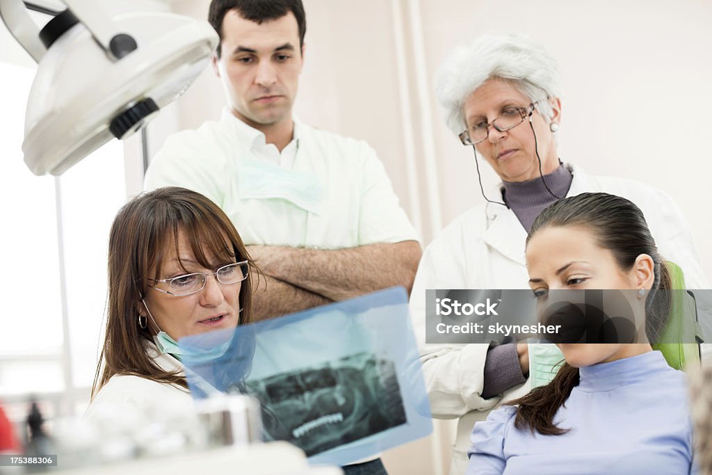 Dentista e paciente Olhando para a radiografia de dentes. - Royalty-free 30-39 Anos Foto de stock